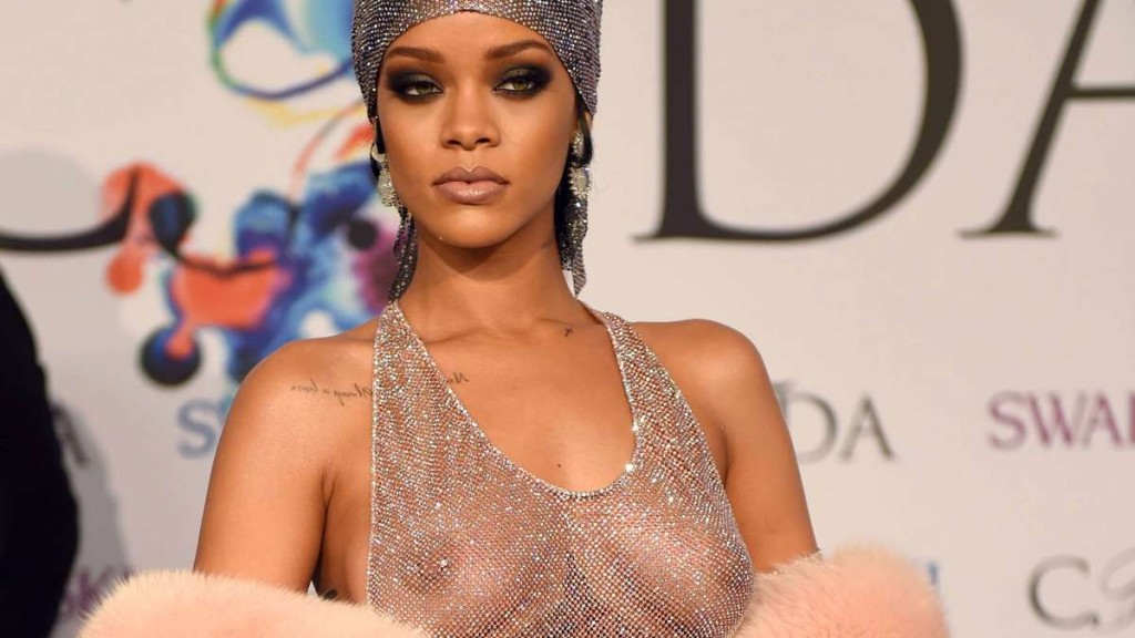 Rihanna Handles Rabid Fan